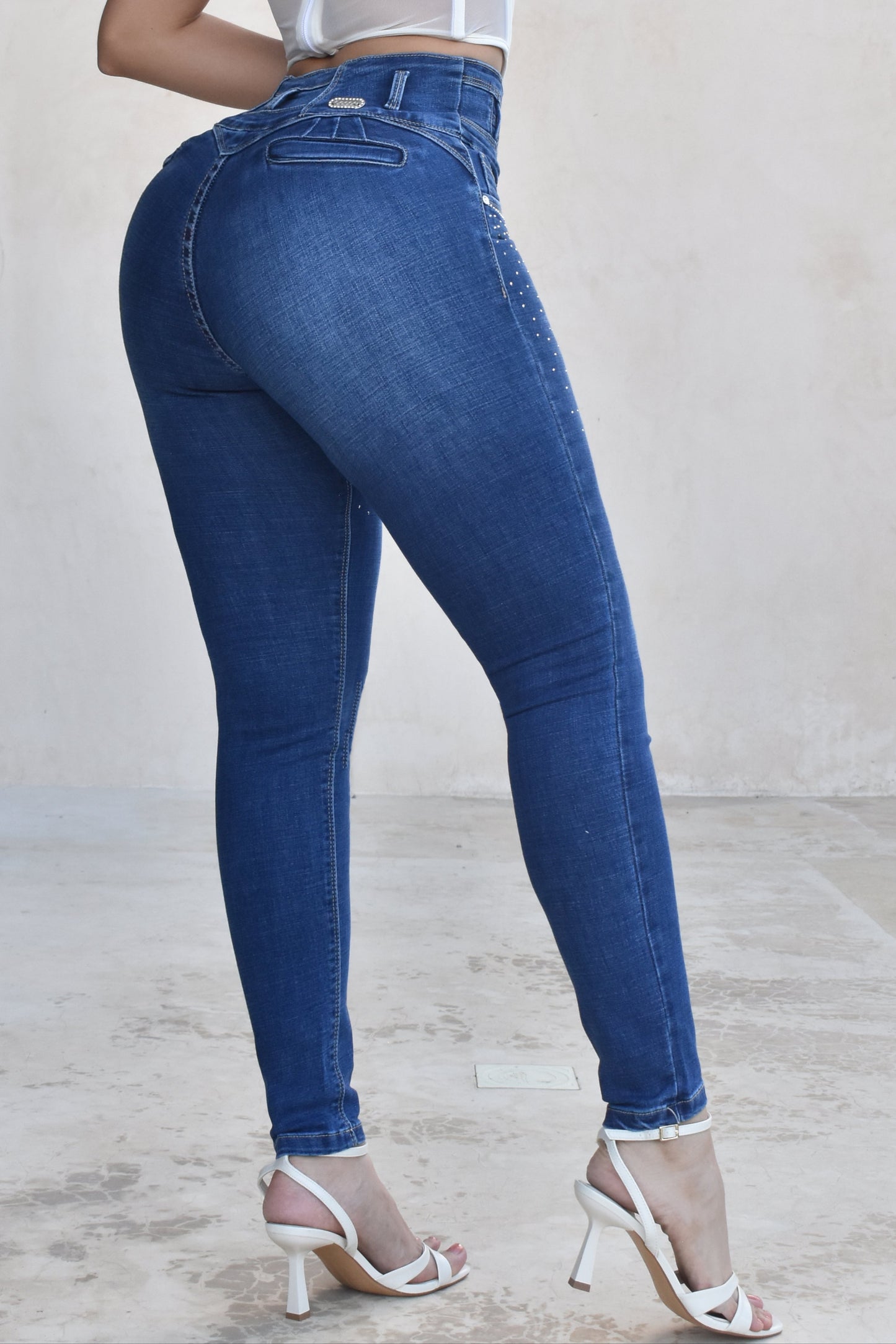 JEANS SKINNY CON PEDRERIA, LEVANTA COLA REF. B-254047