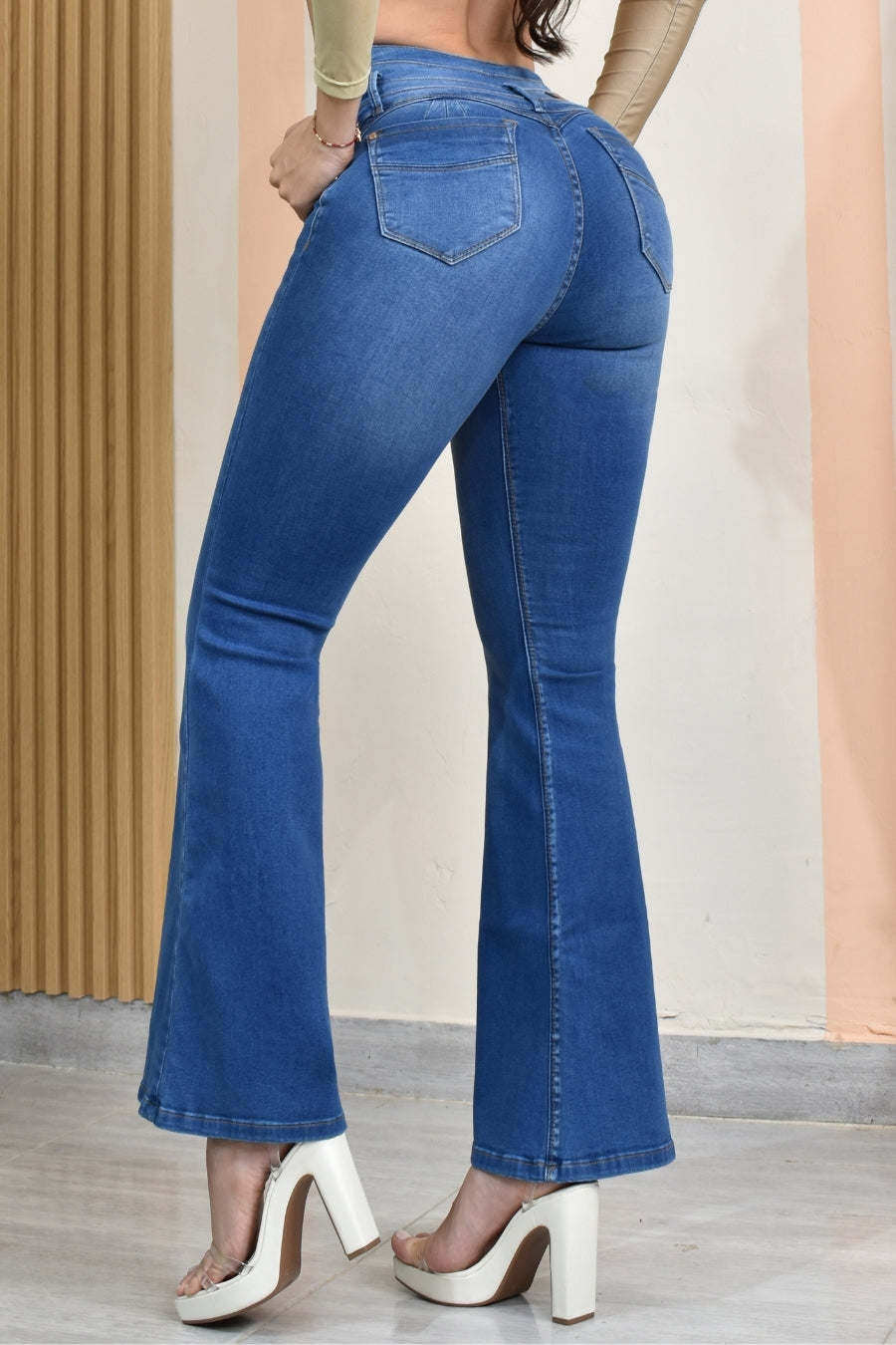 JEANS BOTA CAMPANA LEVANTA COLA  REF. B-40763