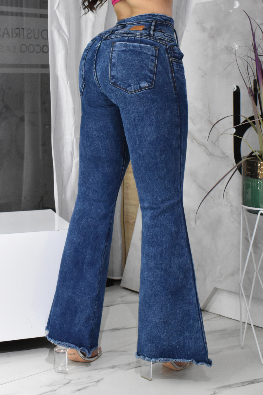 OUTLET LEVANTA COLA REF. B-40664