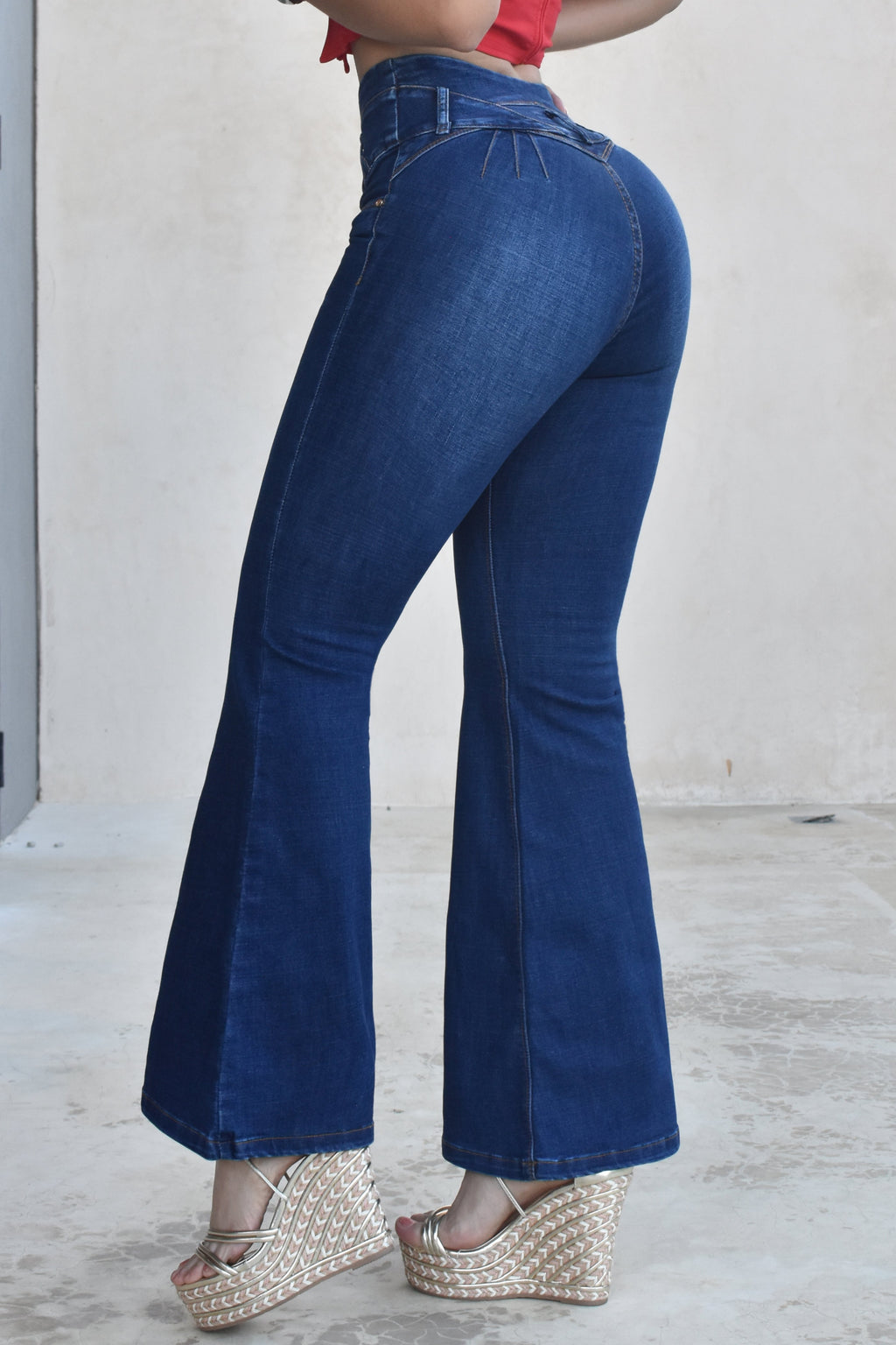 JEANS BOTA ANCHA LEVANTA COLA  REF. B-254061