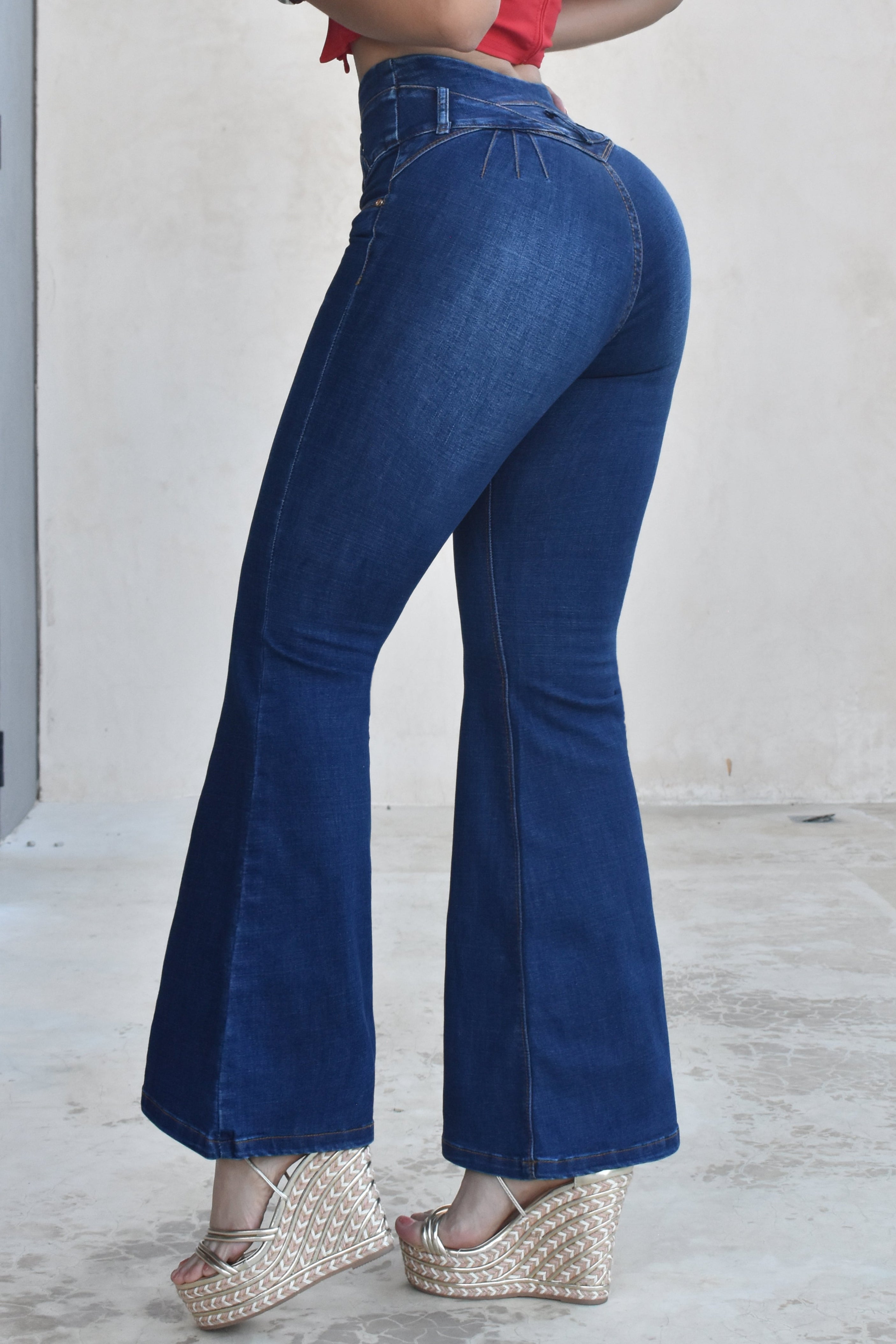JEANS BOTA ANCHA LEVANTA COLA  REF. B-254061