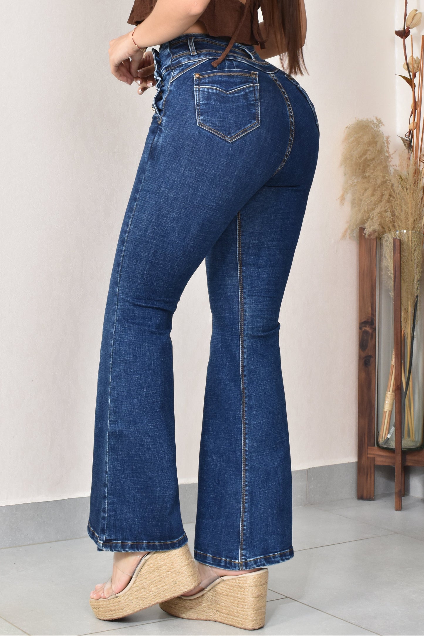 JEANS BOTA ANCHA LEVANTA COLA  REF. B-254063