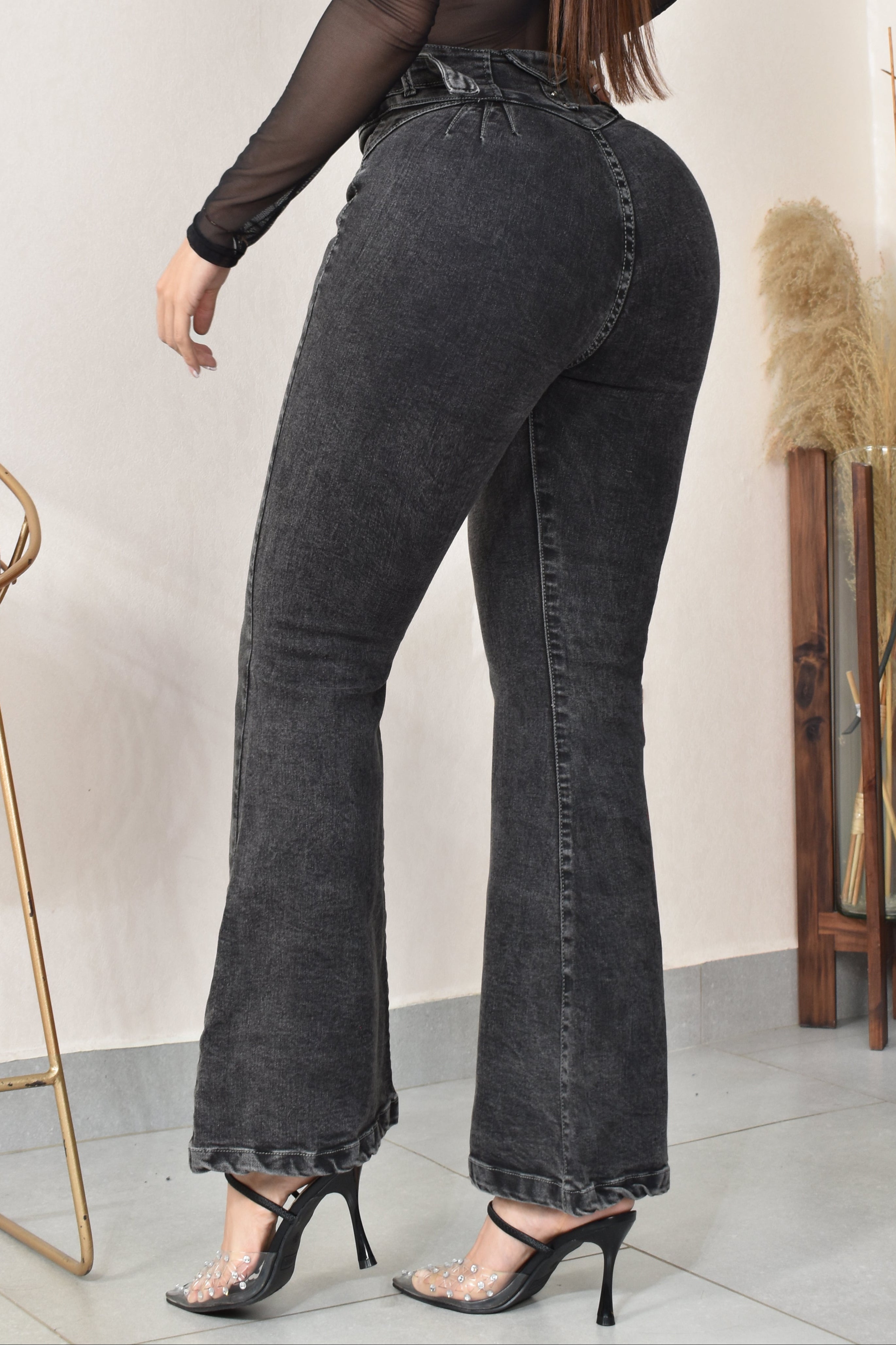 JEANS BOTA ANCHA LEVANTA COLA  REF. B-254037