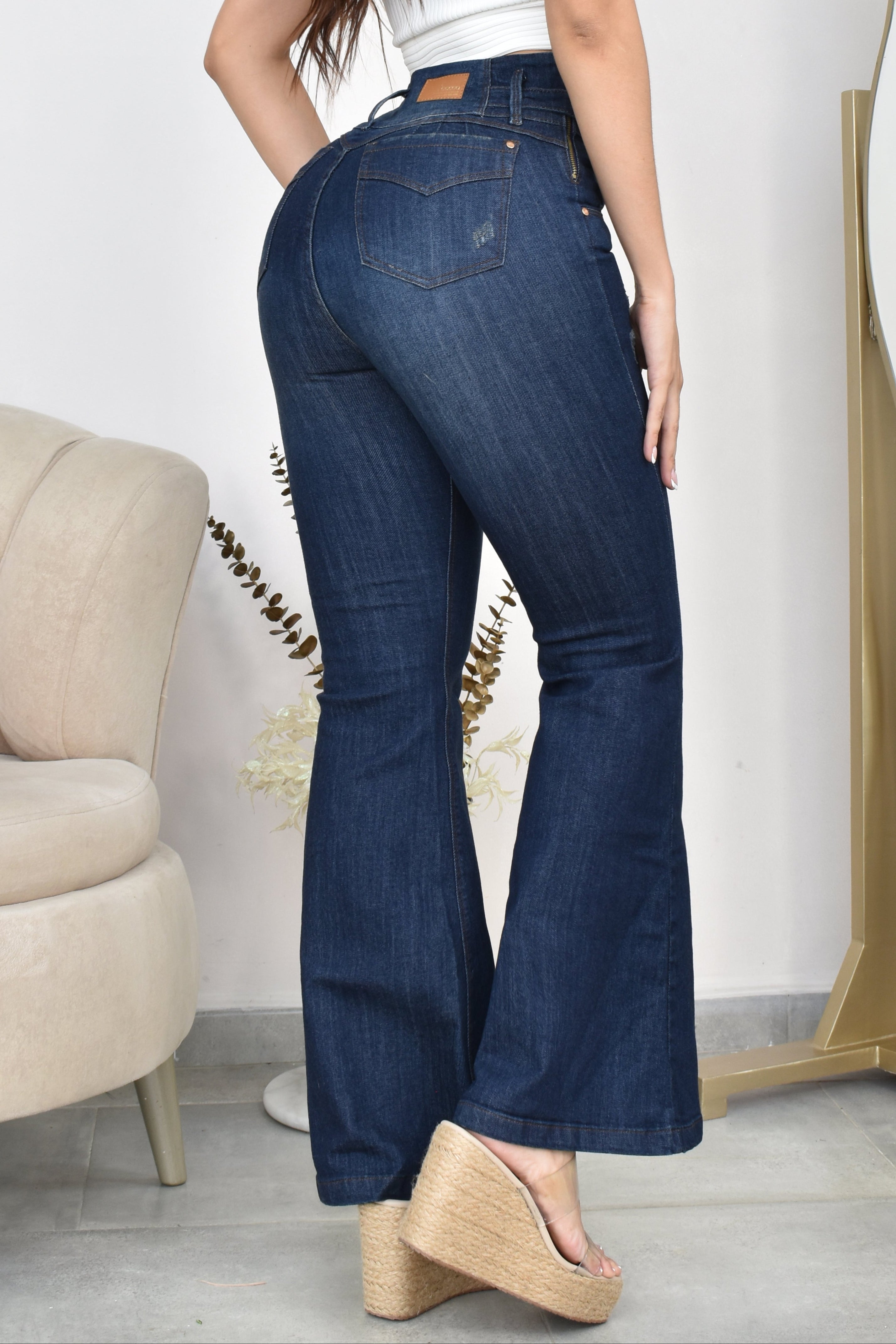 JEANS BOTA ANCHA LEVANTA COLA  REF. B-254029