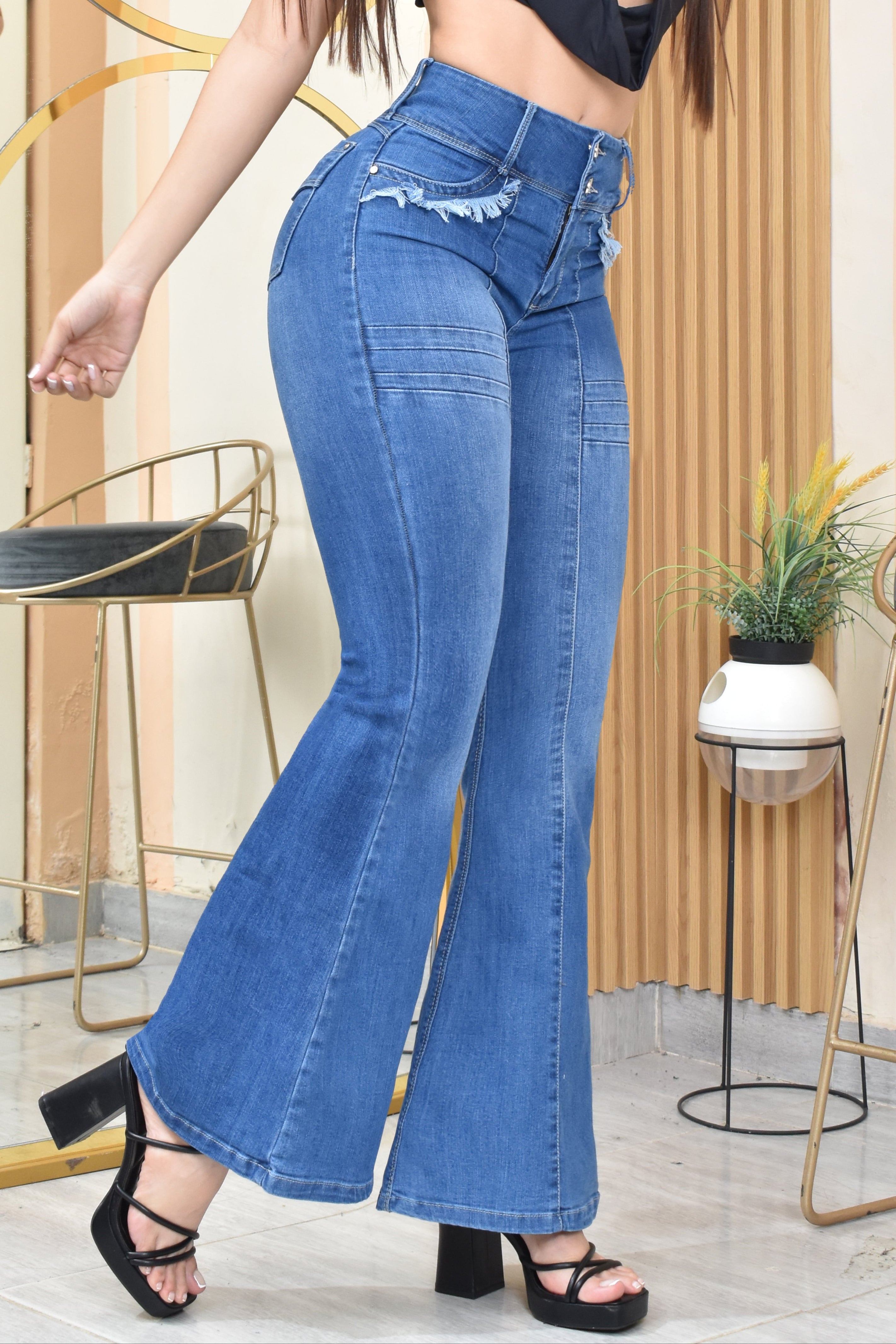 JEANS BOTA ANCHA LEVANTA COLA  REF. B-254027