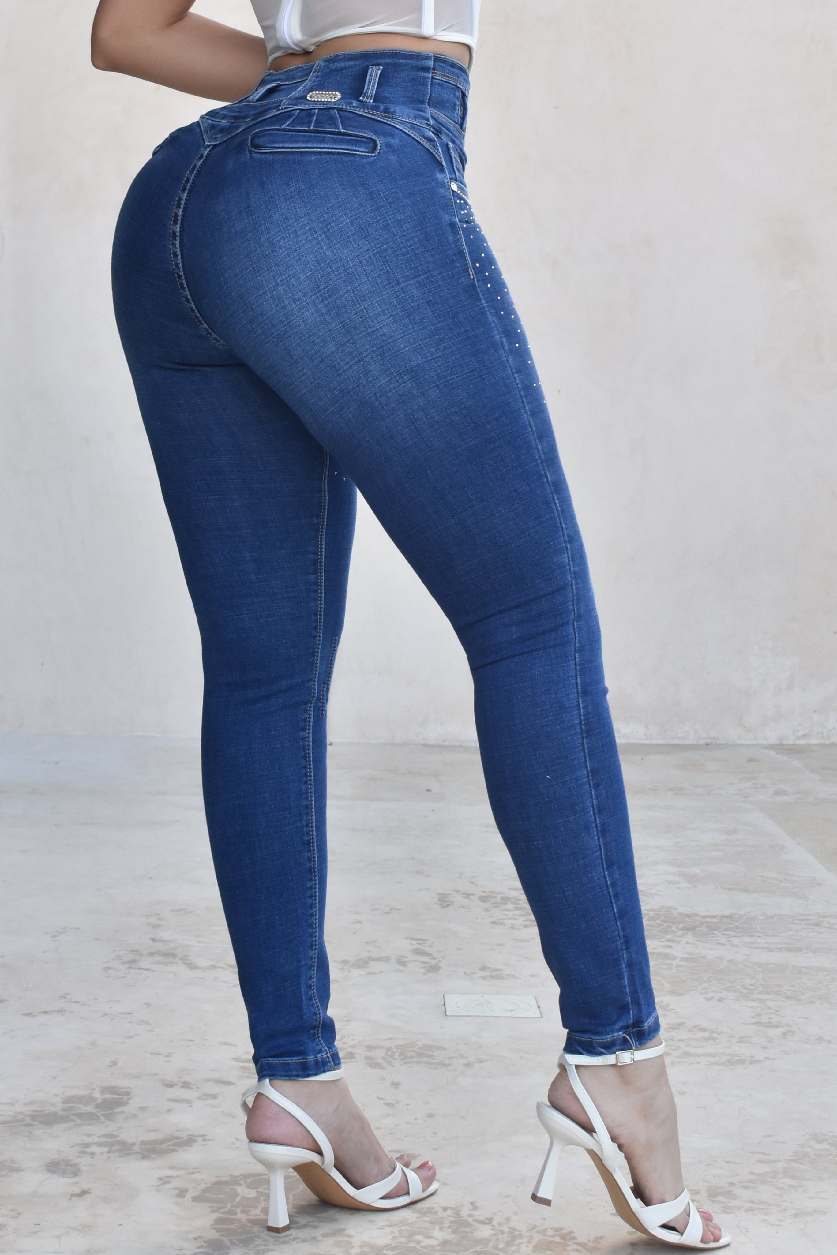 JEANS SKINNY CON PEDRERIA, LEVANTA COLA  REF. B-254047