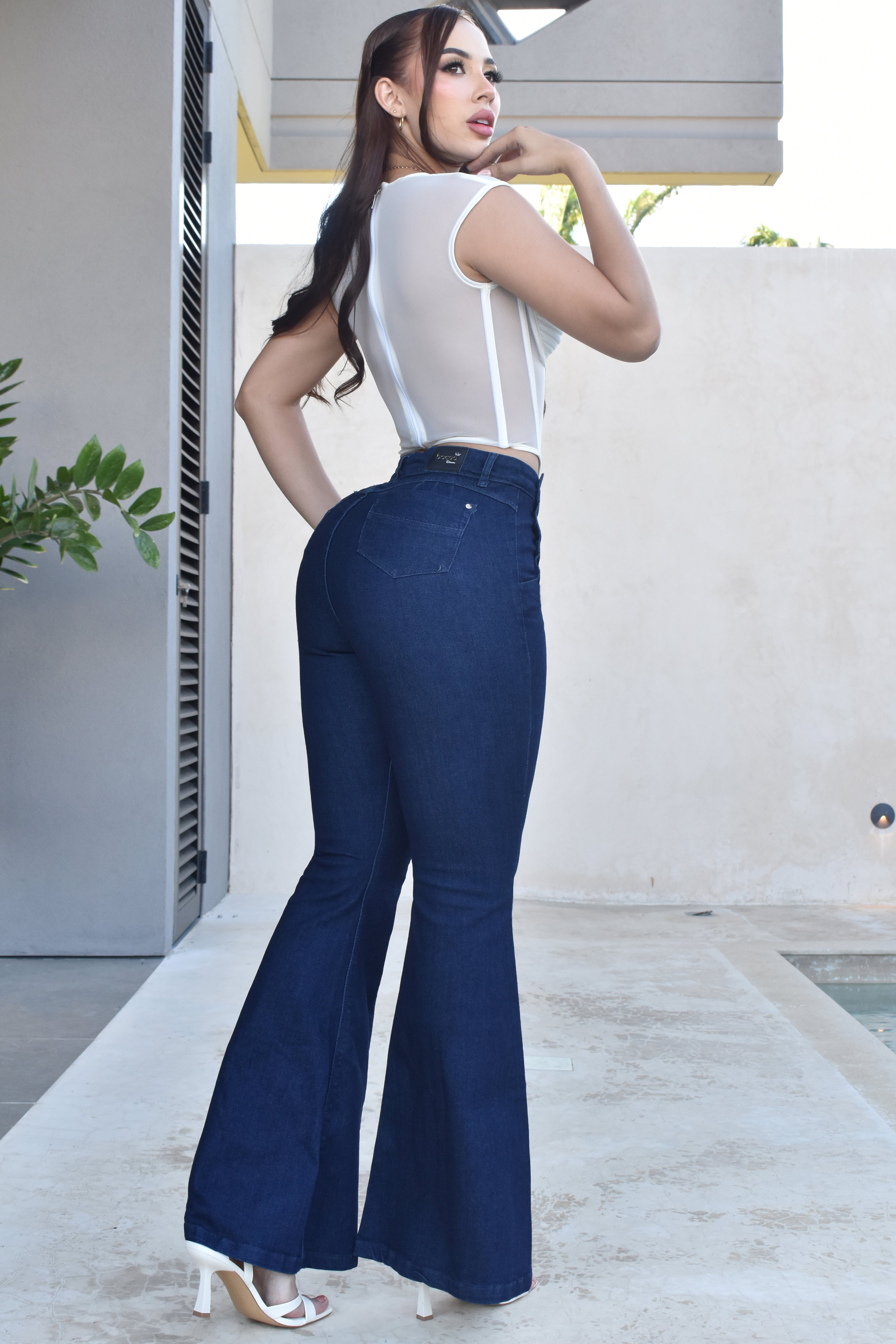 JEANS BOTA ANCHA LEVANTA COLA  REF. B-254059