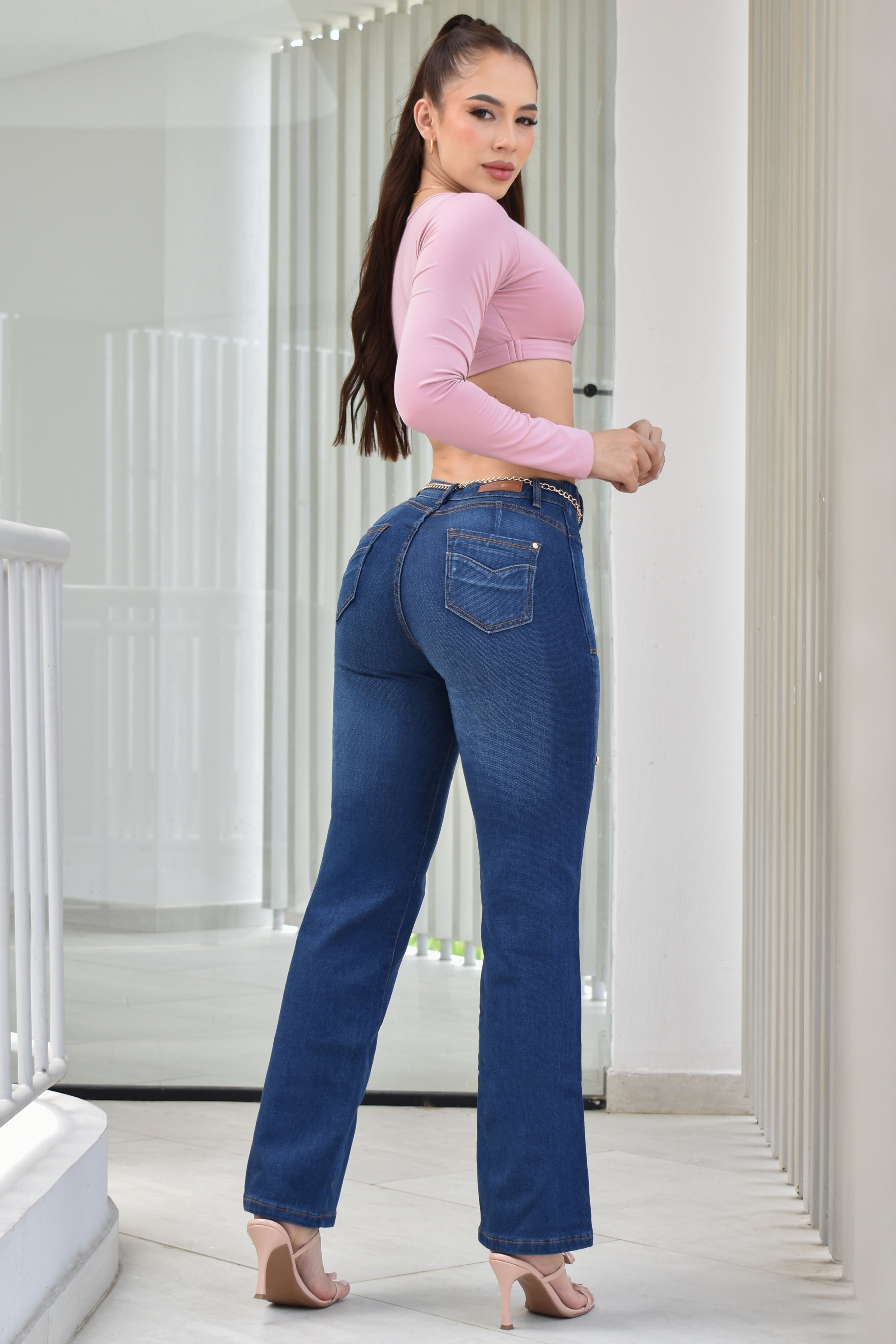 JEANS BOTA RECTA LEVANTA COLA  REF. B264006
