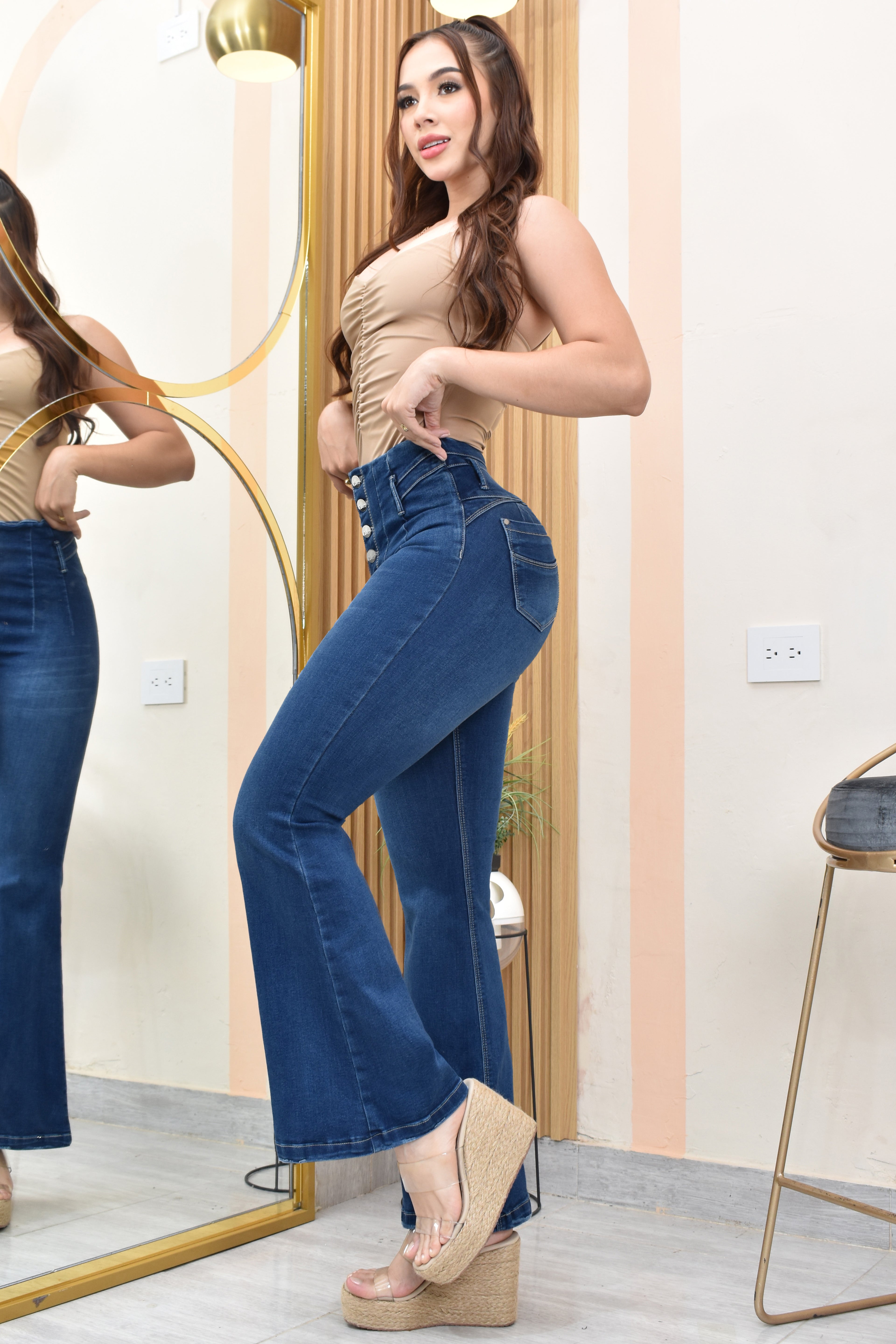 JEANS BOTA ANCHA LEVANTA COLA  REF. B-254058