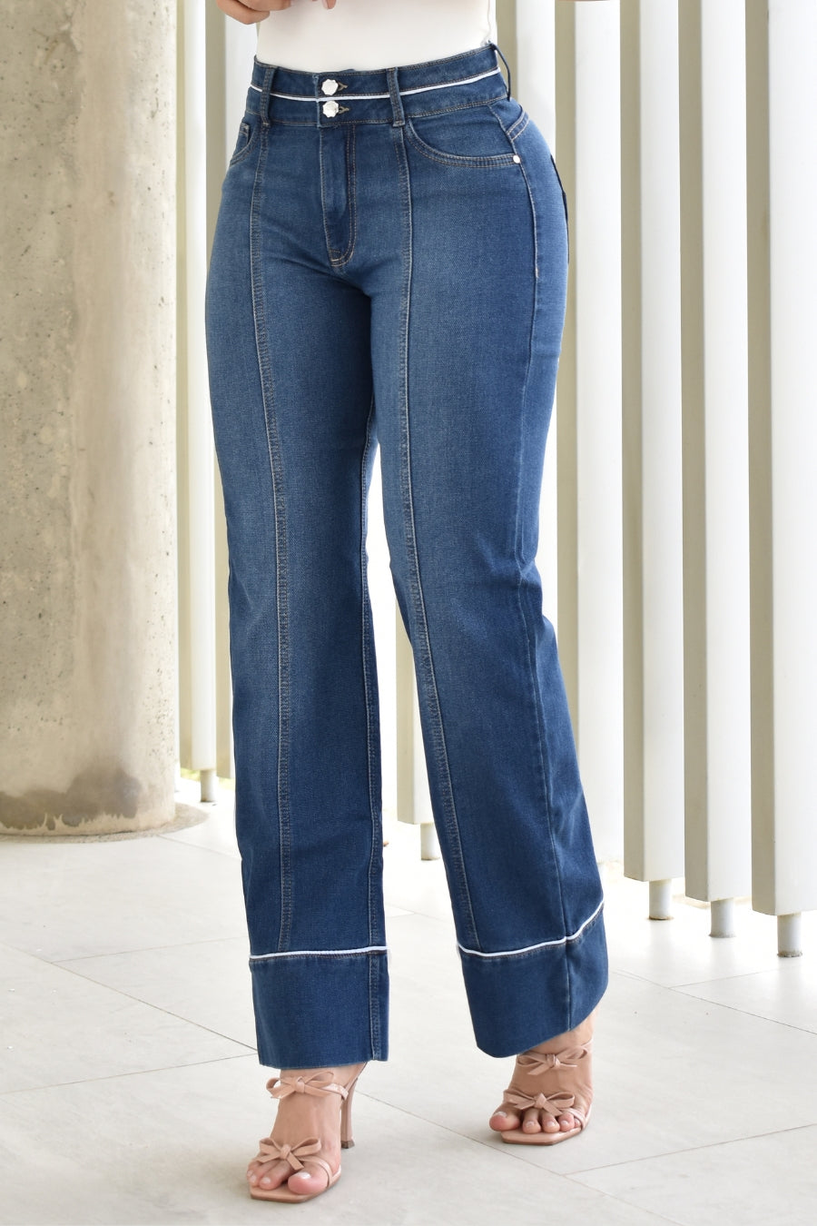 JEANS BOTA RECTA LEVANTA COLA  REF. B264004