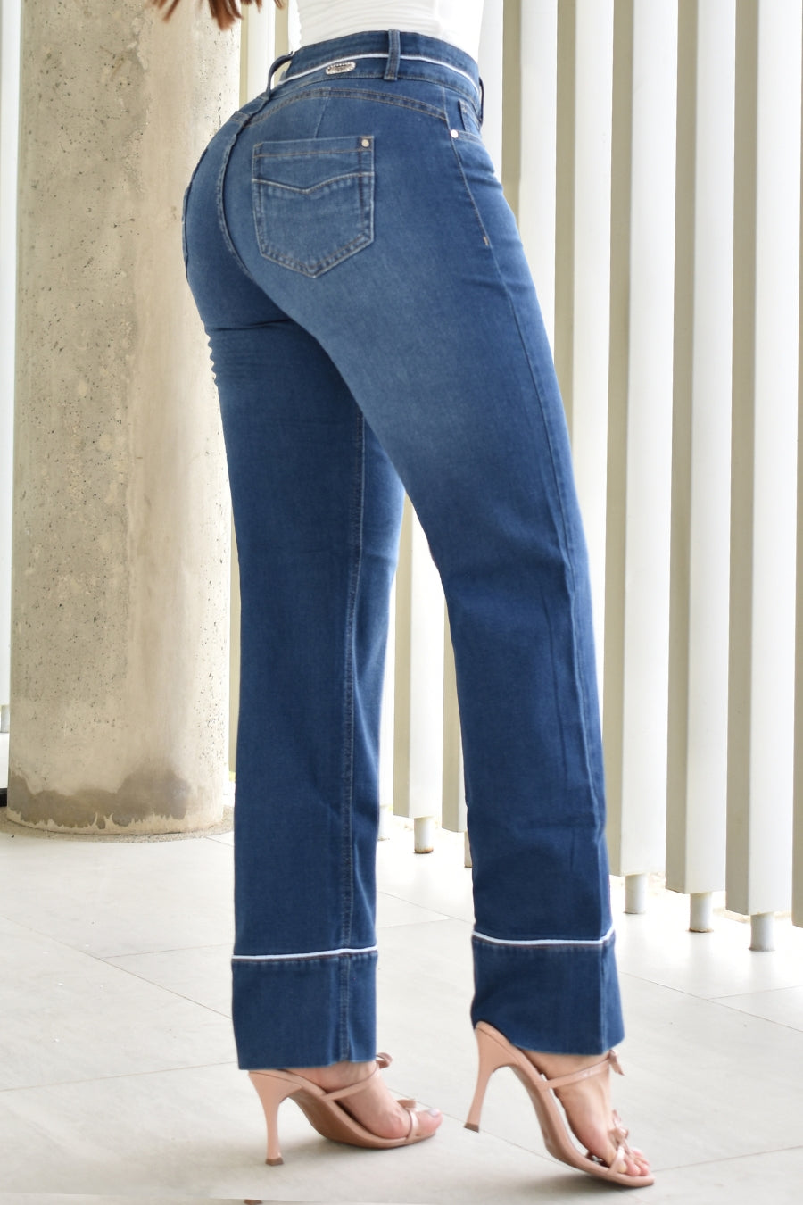 JEANS BOTA RECTA LEVANTA COLA  REF. B264004