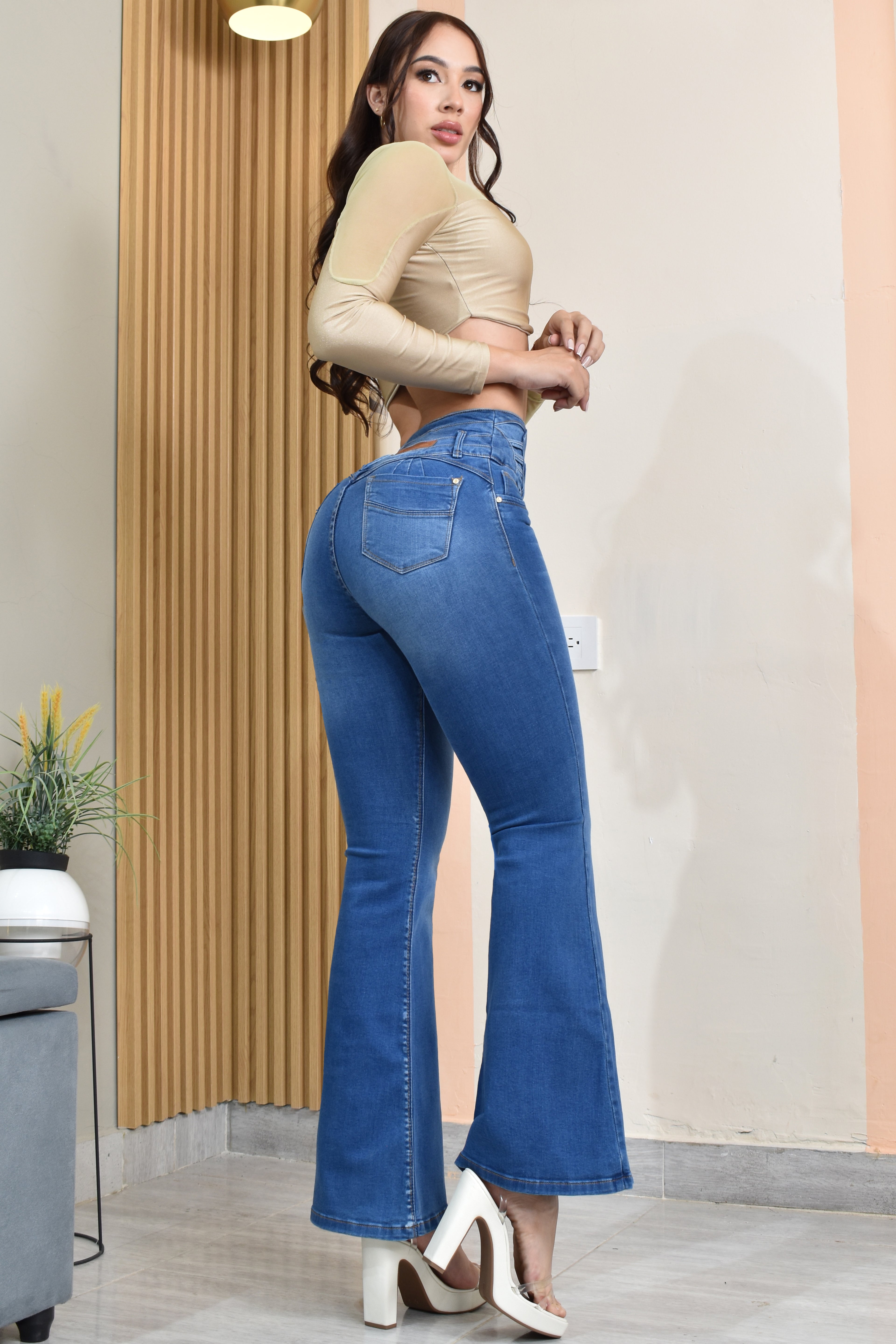 JEANS BOTA ANCHA LEVANTA COLA  REF. B-40763