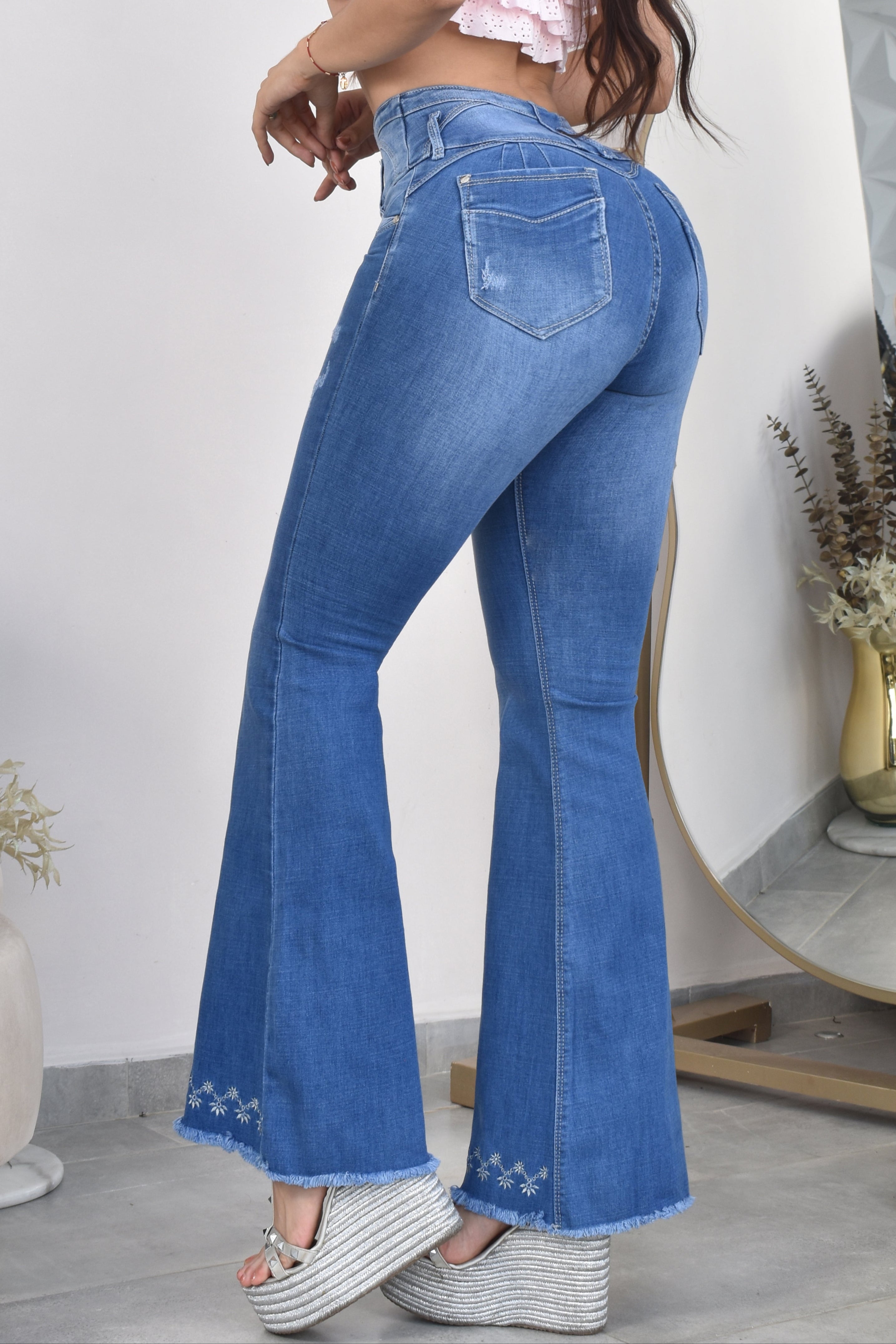 JEANS BOTA ANCHA LEVANTA COLA  REF. B-254062