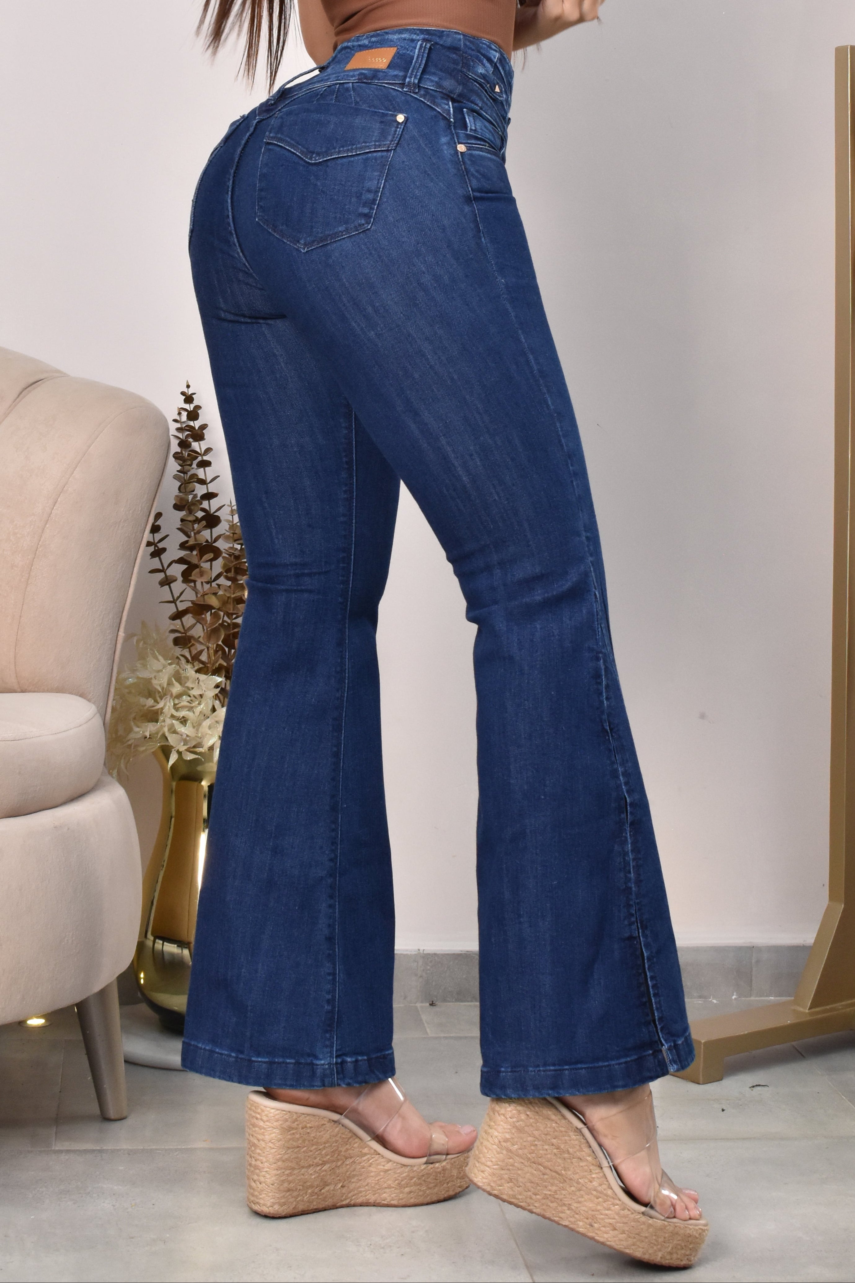 JEANS BOTA ANCHA LEVANTA COLA  REF. B-254022