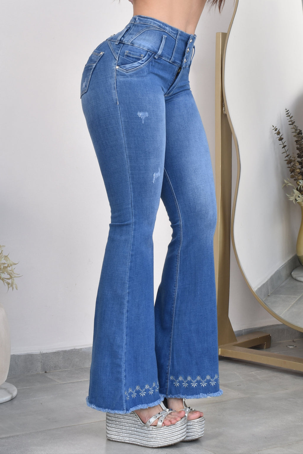JEANS BOTA ANCHA LEVANTA COLA  REF. B-254062