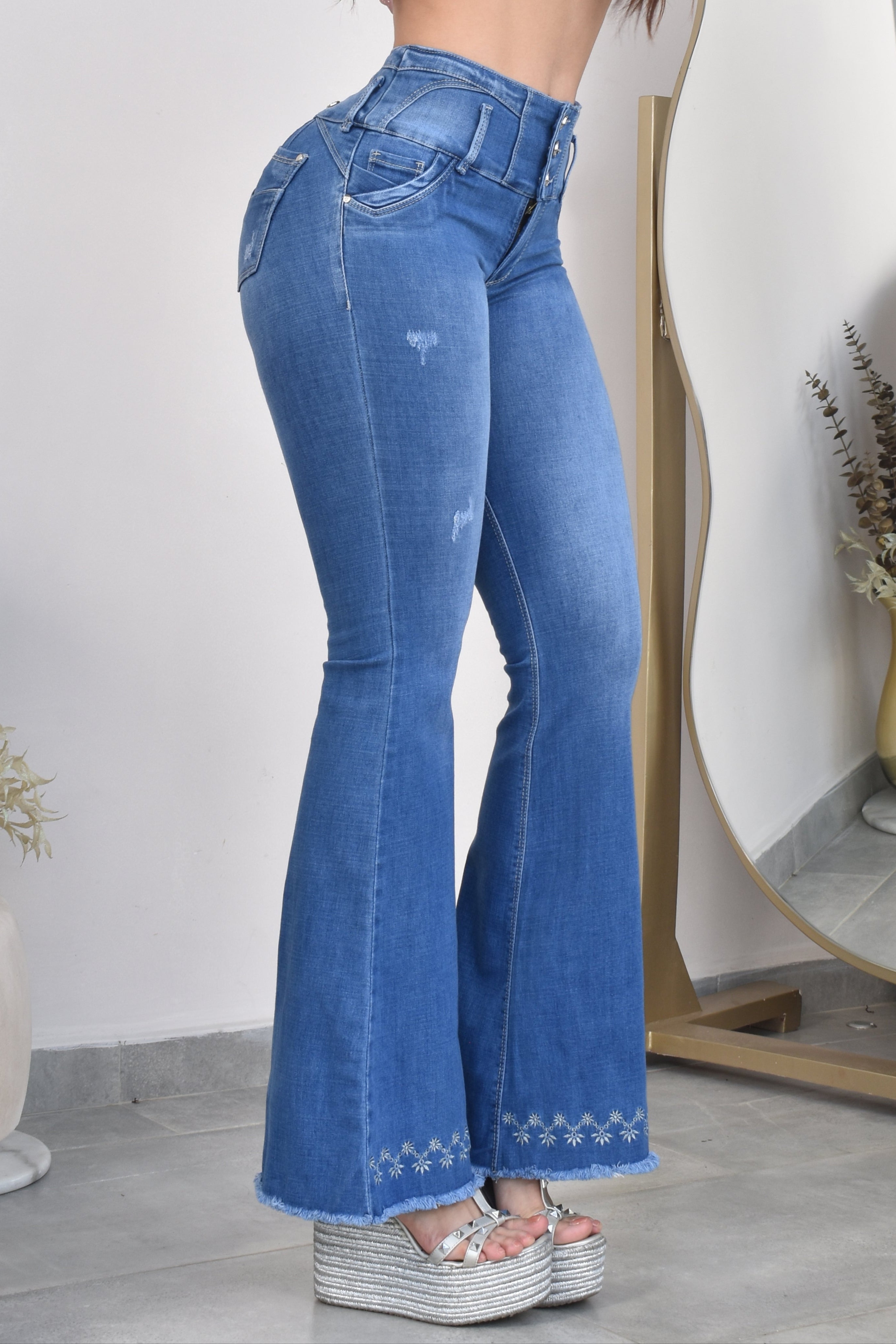 JEANS BOTA ANCHA LEVANTA COLA  REF. B-254062