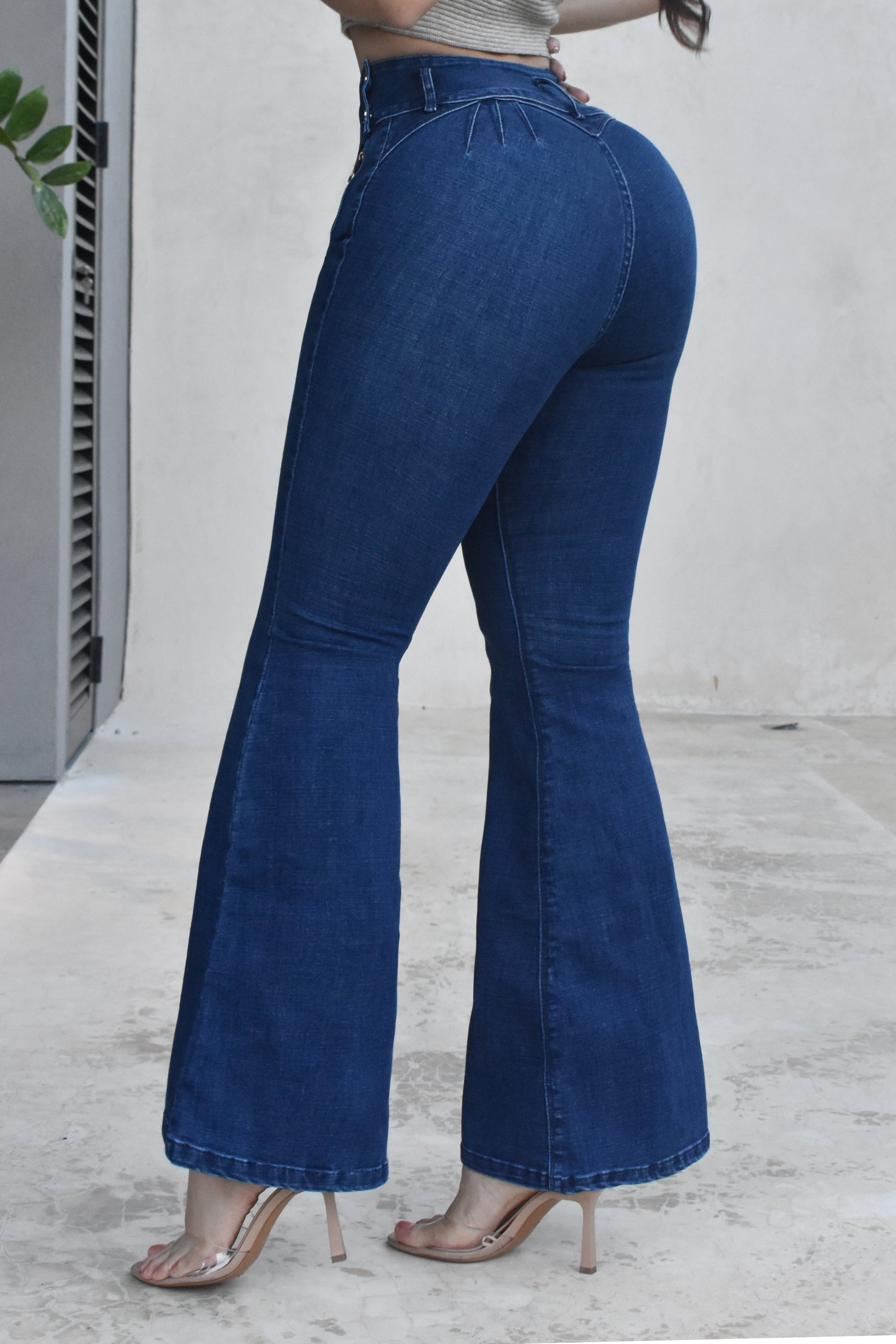 JEANS BOTA ANCHA LEVANTA COLA  REF. B-254064