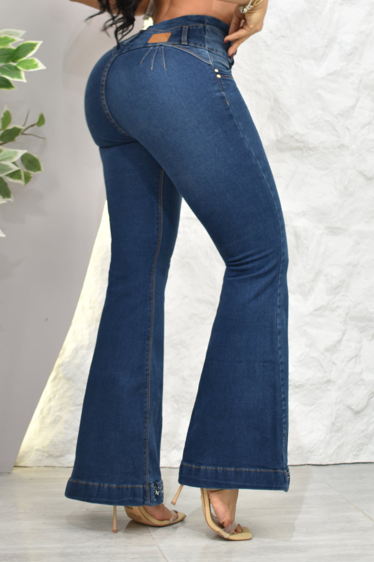 JEANS BOTA ANCHA (EXCLUSIVO), LEVANTA COLA REF. B264058